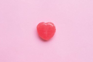 Pembe Sevgililer günü tek şekil şeker boş pastel pembe kağıt arka plan üzerinde. Aşk kavramı. Üstten Görünüm. Minimalizm renkli hippi tarzı.