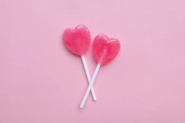 Corazón de San Valentín rosa único caramelo en forma de corazón sobre fondo de papel rosa pastel vacío. Concepto de amor. Vista superior. Minimalismo estilo hipster colorido . —  Fotos de Stock