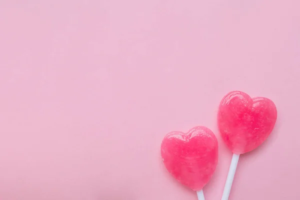 Pink Valentine tunggal hari bentuk hati permen pada pastel kosong kertas merah muda latar belakang. Konsep Cinta. pemandangan atas. Minimalisme warna-warni gaya hipster . — Stok Foto