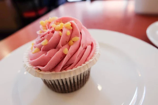 Homemade Pink chocolate cupcake on white plate. — Stock Photo, Image