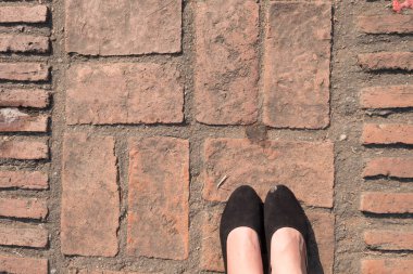Tuğla blok kaldırım taşı kat doku. kare şekli kaldırım veranda ve kadının ayakları.