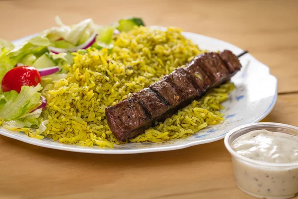 Bir ızgara sığır eti souvlaki şişleri 