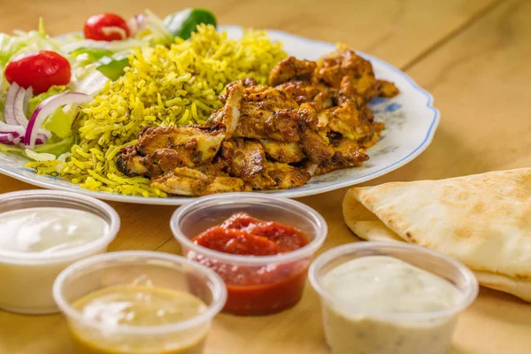 Tavuk shawarma plaka fotoğrafı yakın çekim