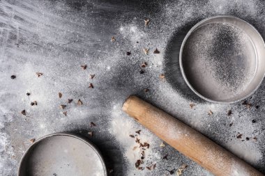 oklava, tencere ve tava ve un malzemeleri.