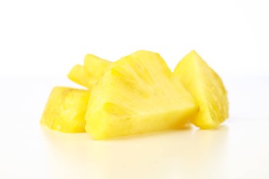 Tatlı ananas parçaları