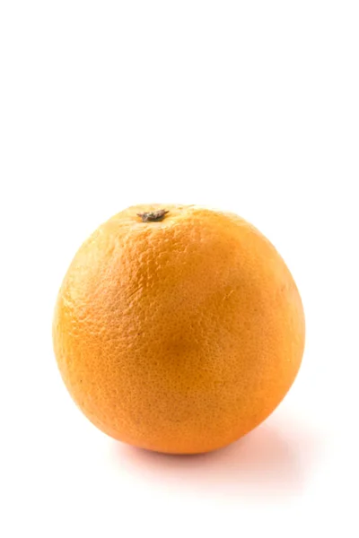 Een hele Oranje tegen een witte achtergrond — Stockfoto