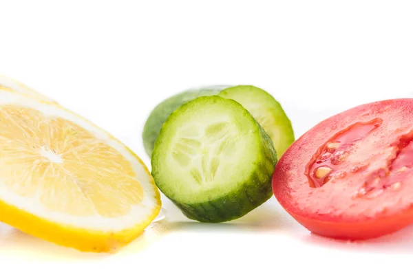 Sarı limon, yeşil salatalık ve kırmızı domates dilimleri