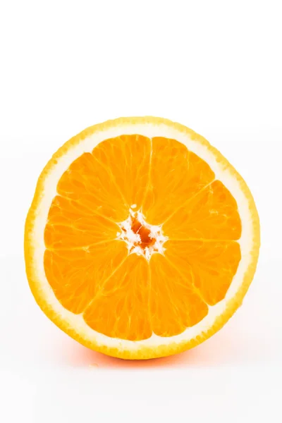 Vértes egy narancs belsejében félbevágják — Stock Fotó