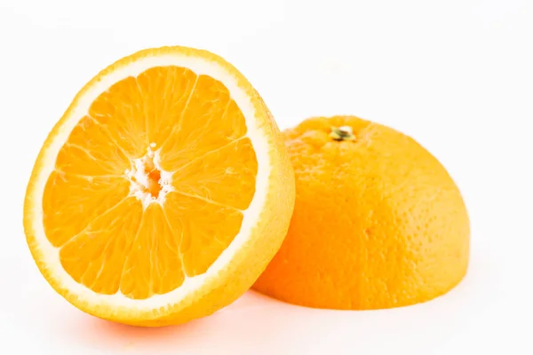 A whole orange cut in half — Stock Photo, Image