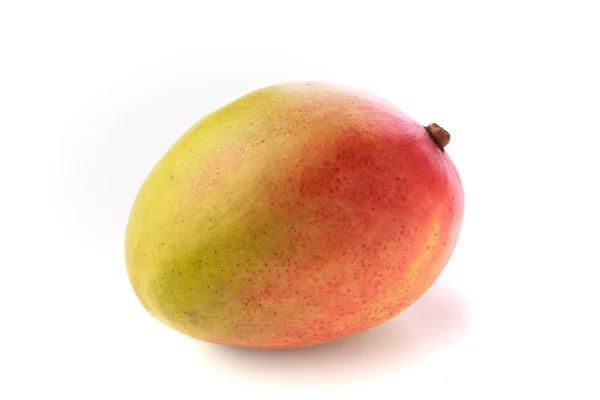 Крупним планом цілий ізольований манго — стокове фото