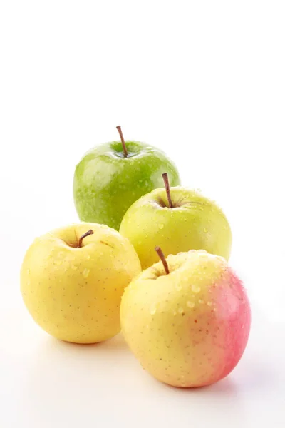 Bando de maçãs amarelas, rosa e verdes — Fotografia de Stock