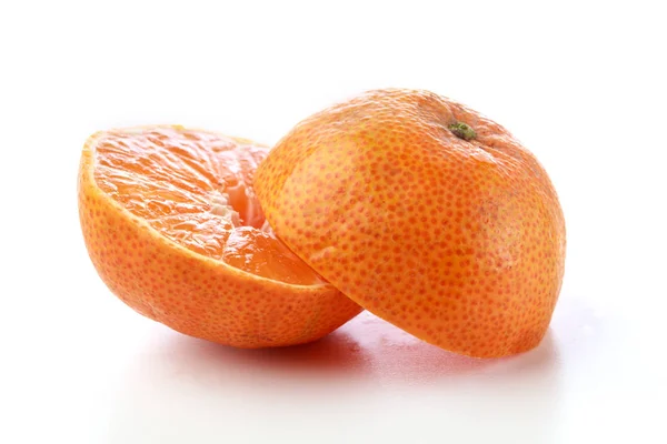 Orange Mandarine halbiert — Stockfoto