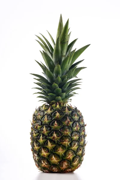 Bütün taze ananas