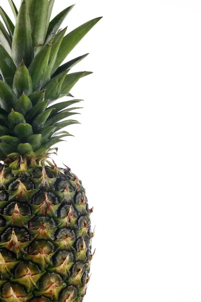 Bütün bir ananas bir yan görünüm