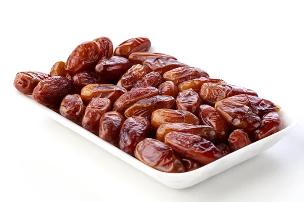 Dates fraîches sur une assiette blanche — Photo