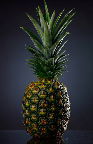 Bütün yeşil bir ananas yan görünüm