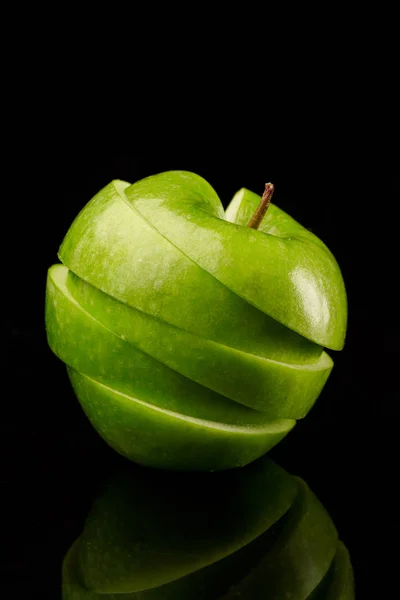 Fatias empilhadas de uma maçã verde — Fotografia de Stock