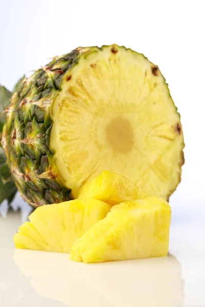 kafasını bir ananas
