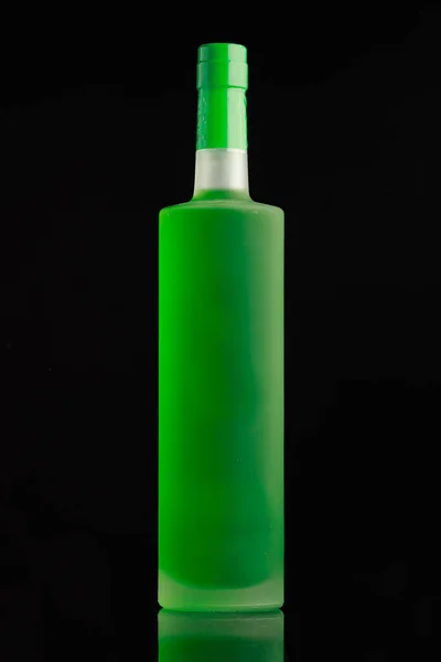 Helder groene alcohol fles — Stockfoto