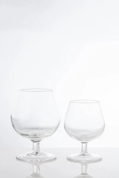 Vacío claro copas de vino de tallo corto — Foto de Stock