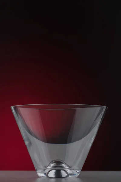 Copa de cóctel sobre un fondo rojo oscuro degradado — Foto de Stock