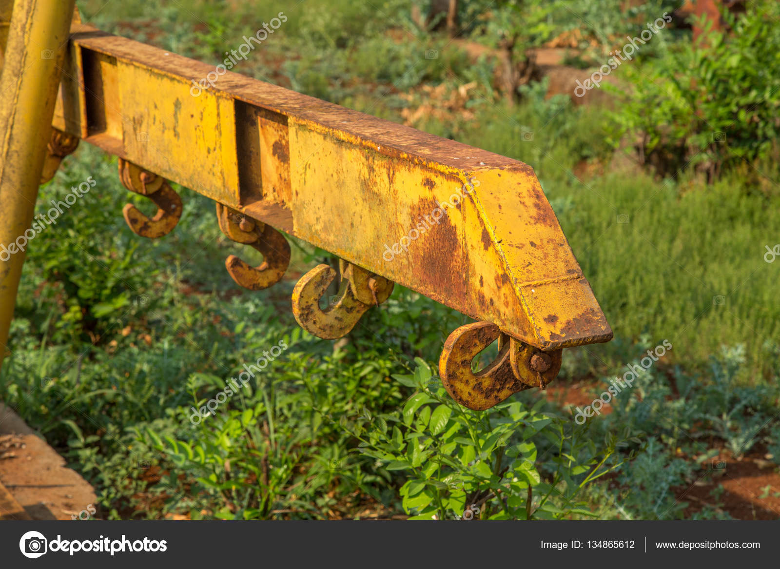 Tubería metálica oxidada en el suelo — Foto de stock © mailsonpignata