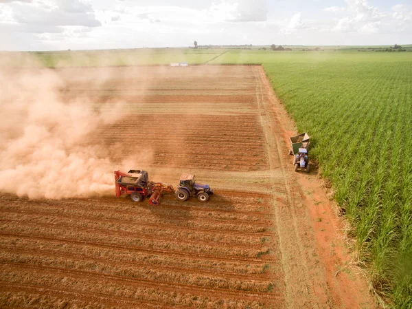 Földimogyoró traktor ültetvény mező — Stock Fotó