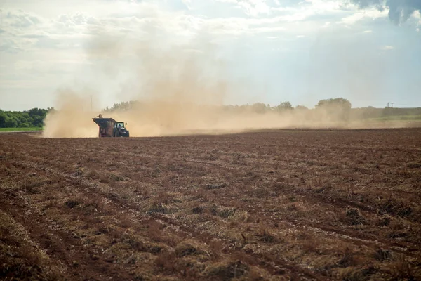 Campo di piantagione del trattore arachidi — Foto Stock