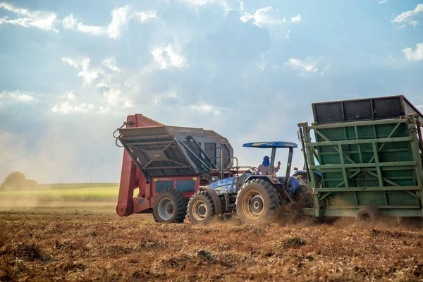 Arašídovou traktor plantáž pole — Stock fotografie