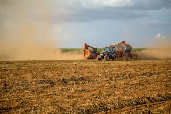 Arašídovou traktor plantáž pole — Stock fotografie