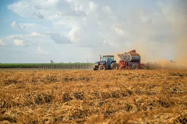 Földimogyoró traktor ültetvény mező — Stock Fotó