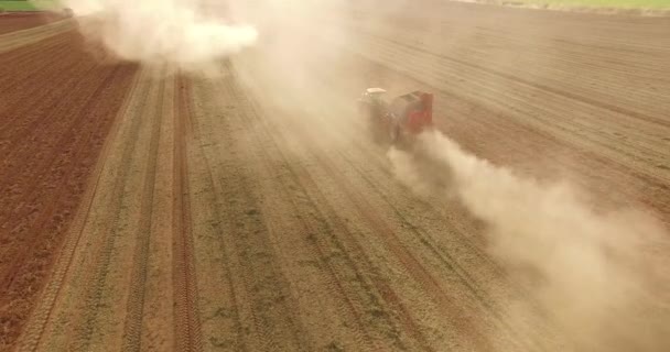 Orzechowe ciągnika zbiorów plantacji — Wideo stockowe