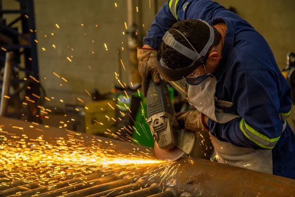 Homem de produção da indústria de faísca — Fotografia de Stock