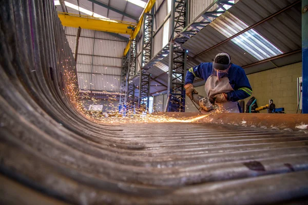 Homem de produção da indústria de faísca — Fotografia de Stock