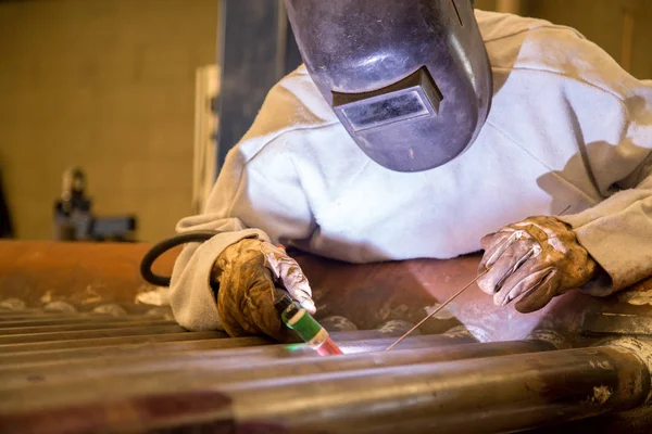 Kaynakçı sanayi işçisi