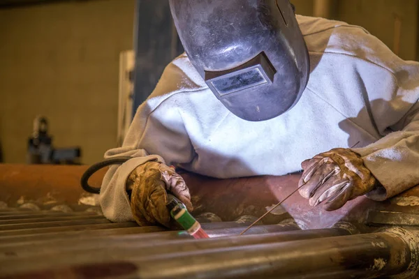 Saldatore lavoratore industriale — Foto Stock