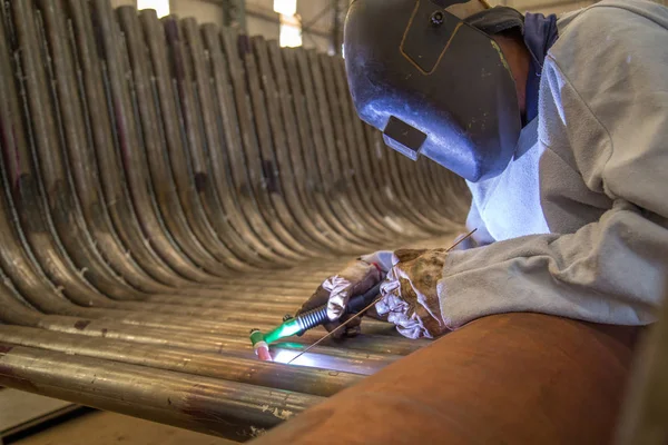 Saldatore lavoratore industriale — Foto Stock