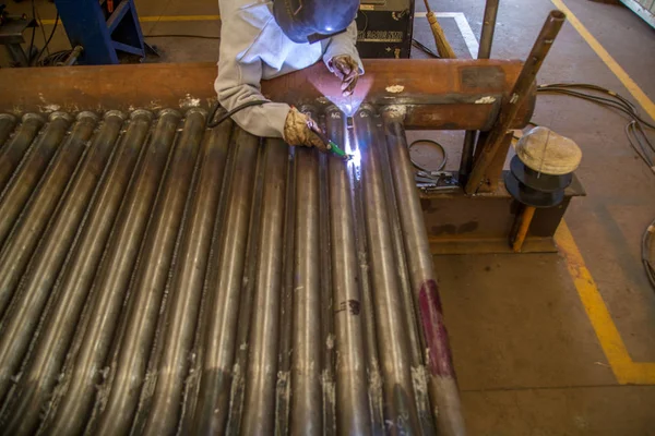 Saldatore lavoratore industriale — Foto Stock