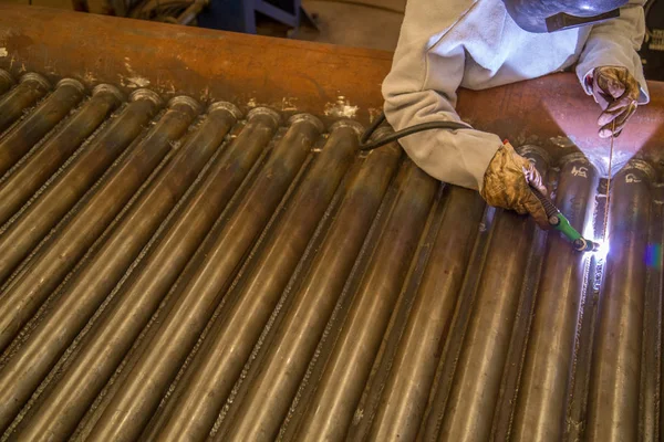 Kaynakçı sanayi işçisi