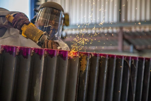 Homem de produção da indústria de faísca — Fotografia de Stock