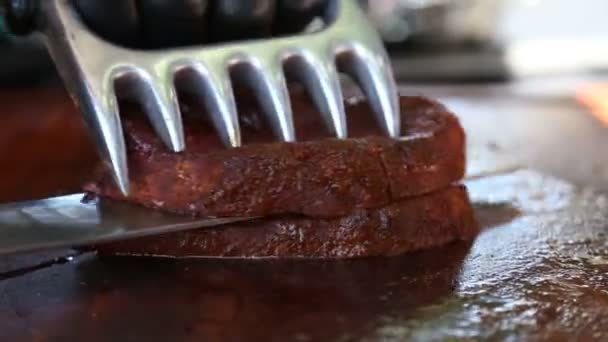 Традиционный бразильский барбекю — стоковое видео