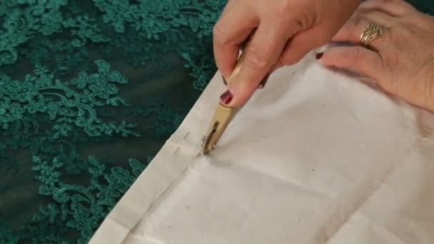 Atelier detalle textil artesanal — Vídeo de stock