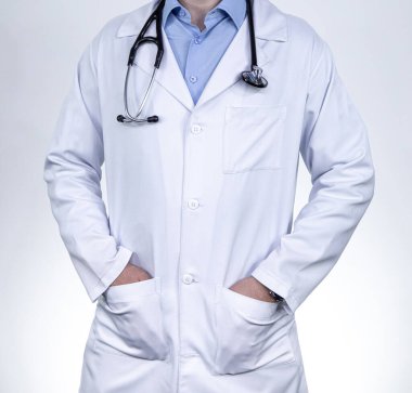 Doktor üniforması ve steteskop.