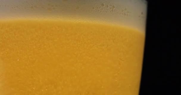 un verre de bière froide et délicieuse en détail