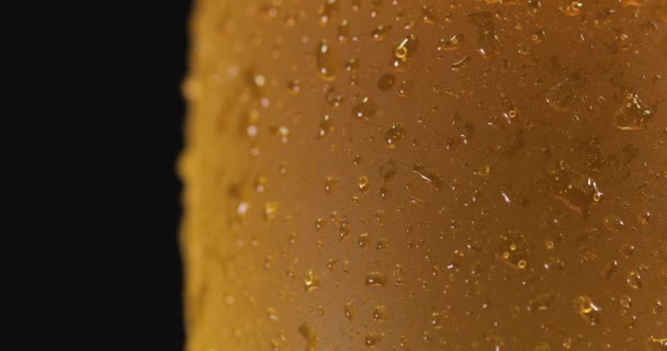 un verre de bière froide et délicieuse en détail