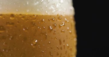 Bir bardak soğuk ve lezzetli bira.