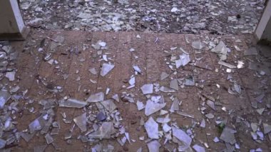 Bebeği yere düşüyor