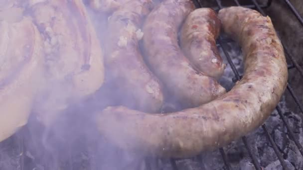 Lo chef sta girando la carne sulla griglia. Carne barbecue che si prepara sulla griglia, da vicino. Grigliate di carne di montone o di maiale . — Video Stock