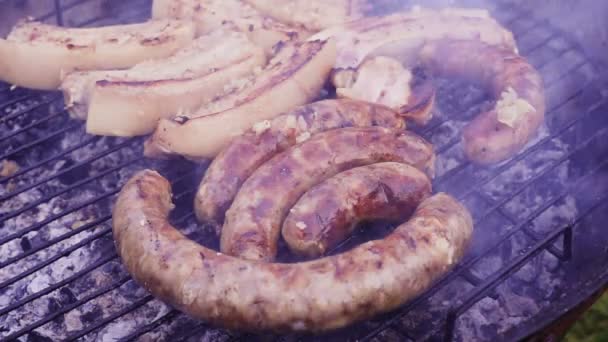 Chef está volteando carne en la parrilla. Carne de barbacoa preparándose a la parrilla, cierre. Asar a la parrilla de cordero o cerdo . — Vídeos de Stock