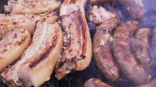 Chef está volteando carne en la parrilla. Carne de barbacoa preparándose a la parrilla, cierre. Asar a la parrilla de cordero o cerdo . — Vídeos de Stock